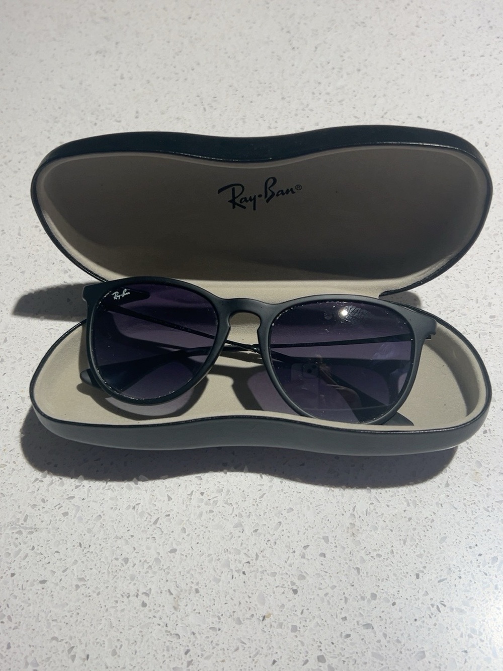 EUC Ray-Ban Erika RB4171 622/8G Black Frame Sunglasses with OG Case